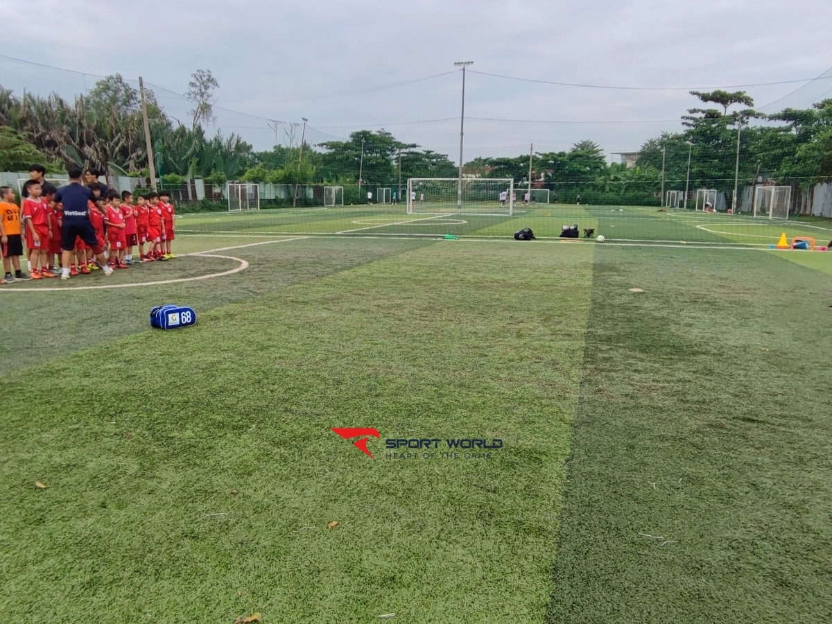 sân bóng đá Phạm Hùng